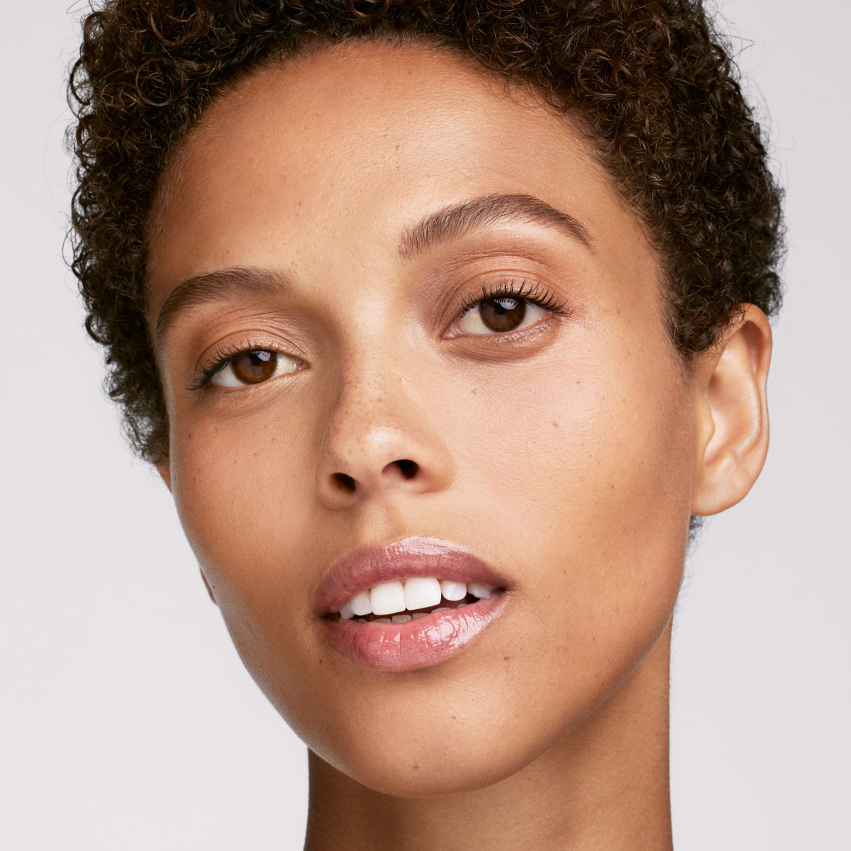 SOFT'LIT NATURALLY LUMINOUS LONGWEAR FOUNDATION (BASE DE MAQUILLAJE PARA ROSTRO)